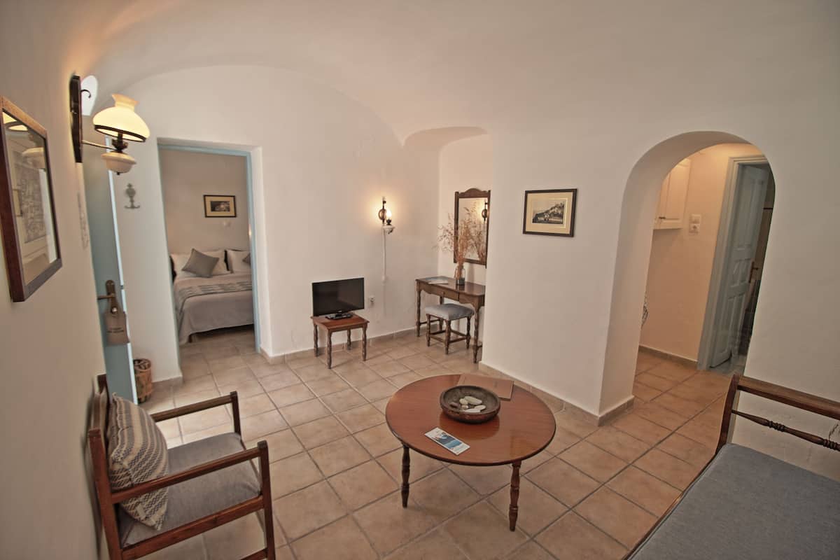 traditional apartment | living area | flat-screen tv