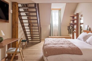 家庭四人房 | 高档床上用品、特色装修、特色家居、办公桌