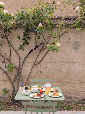 Tägliches Frühstücksbuffet (16 EUR pro Person)