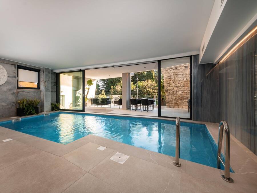 Inomhuspool och solstolar