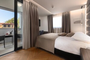 Bộ đồ giường cao cấp, minibar, két bảo mật tại phòng 