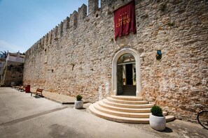 A stone building with a red banner reading "hotel CITAR". - Hotel Cittar (Novigrad)