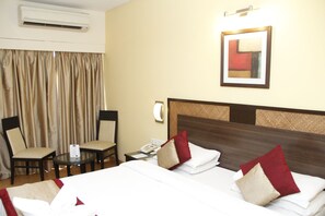 Suite | Minibar, in-room safe, desk, blackout drapes - Hotel Orion (Alto de Porvorim)