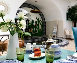 Tägliches inbegriffenes großes Frühstück