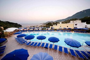 2 Innenpools, 4 Außenpools, Sonnenschirme, Liegestühle