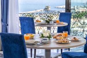 每日供应自助式早餐（每人 EUR 15）