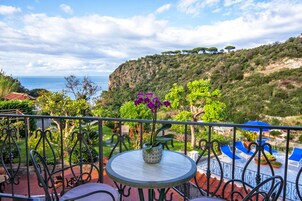 舒适双人房, 阳台, 海景 | 迷你吧、客房内保险箱、办公桌、免费 WiFi