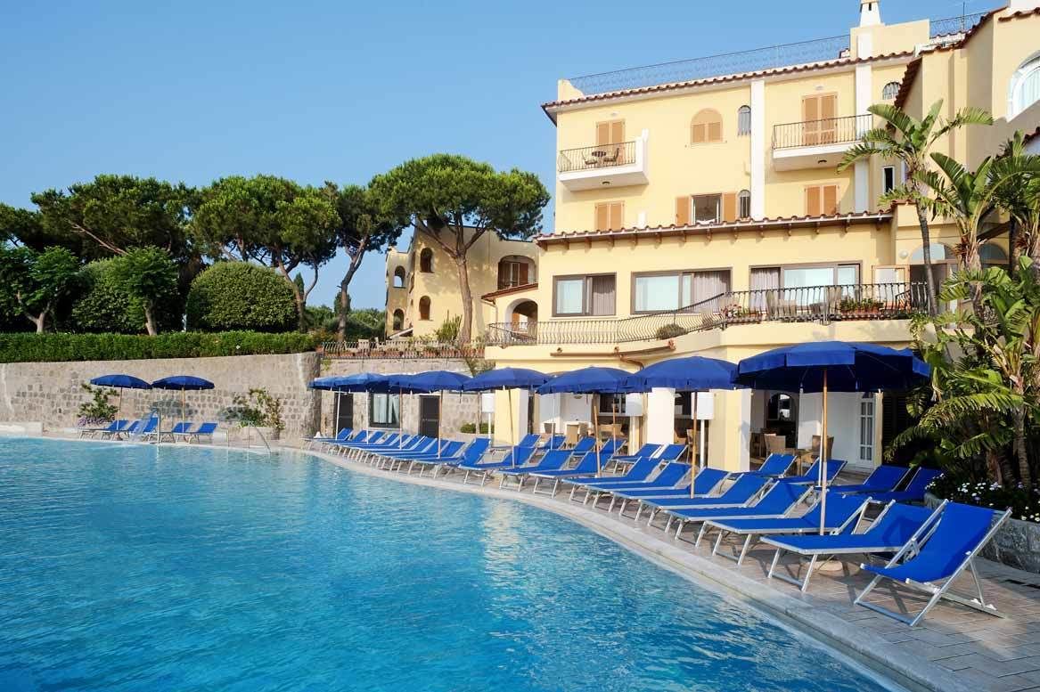 2 Innenpools, 4 Außenpools, Liegestühle