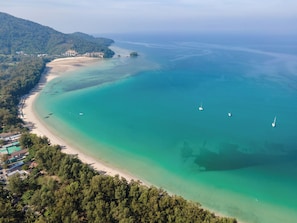 Playa en los alrededores, playa de arena blanca y toallas de playa