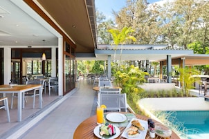 Daily buffet breakfast for a fee