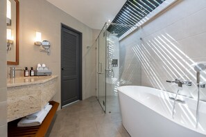 Chalet con piscina | Baño | Amenidades de baño gratuitas, secadora de cabello, batas, pantuflas