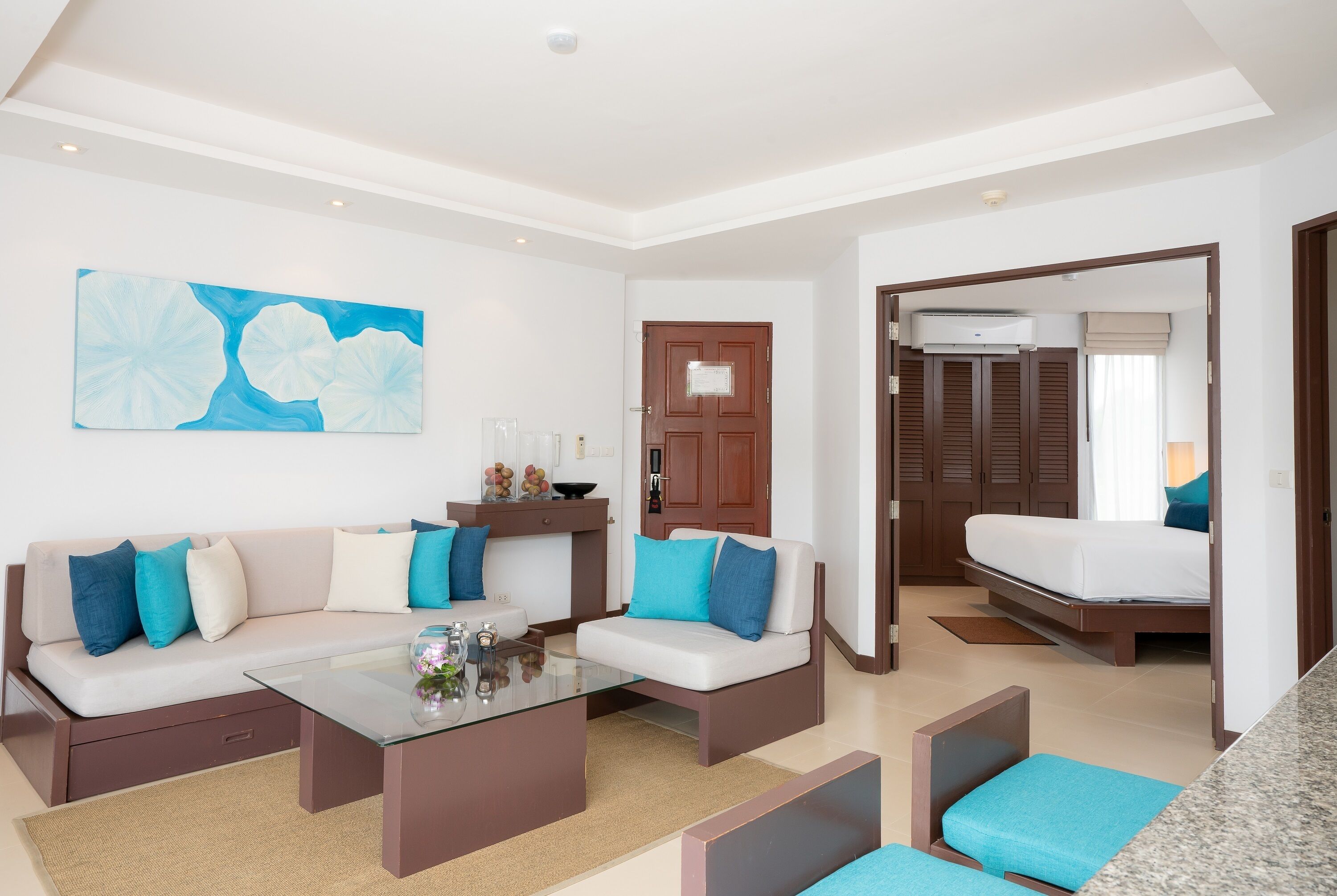 one-bedroom suite | living area | 40-inch flat-screen tv with satellite channels, tv