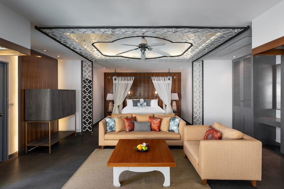 1 kamar tidur, minibar, brankas, dan meja kerja