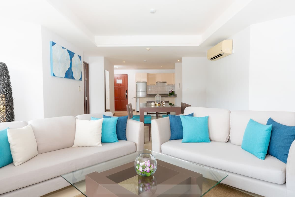 premium suite, 2 bedrooms | living area | 40-inch flat-screen tv with satellite channels, tv