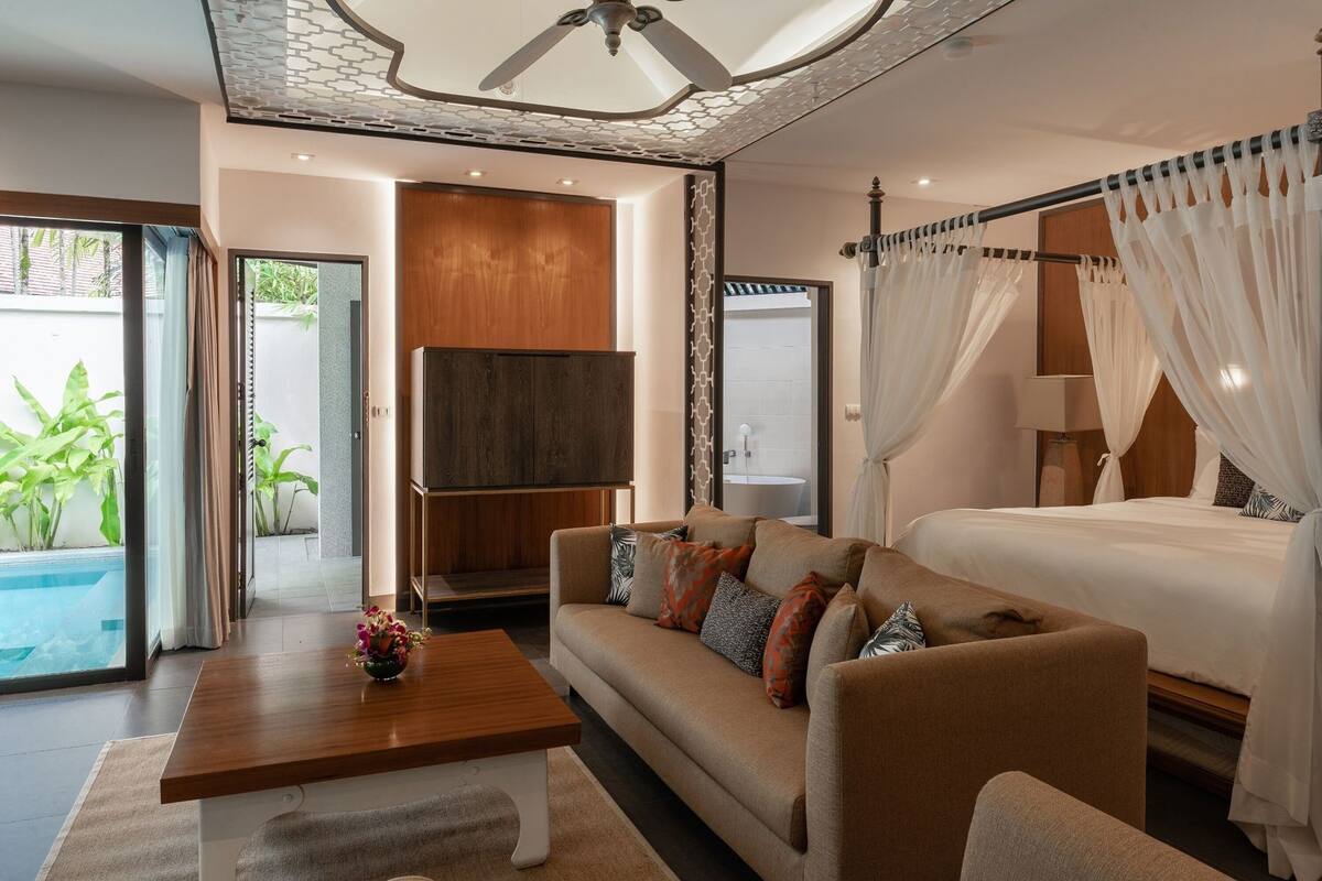 1 kamar tidur, minibar, brankas, dan meja kerja
