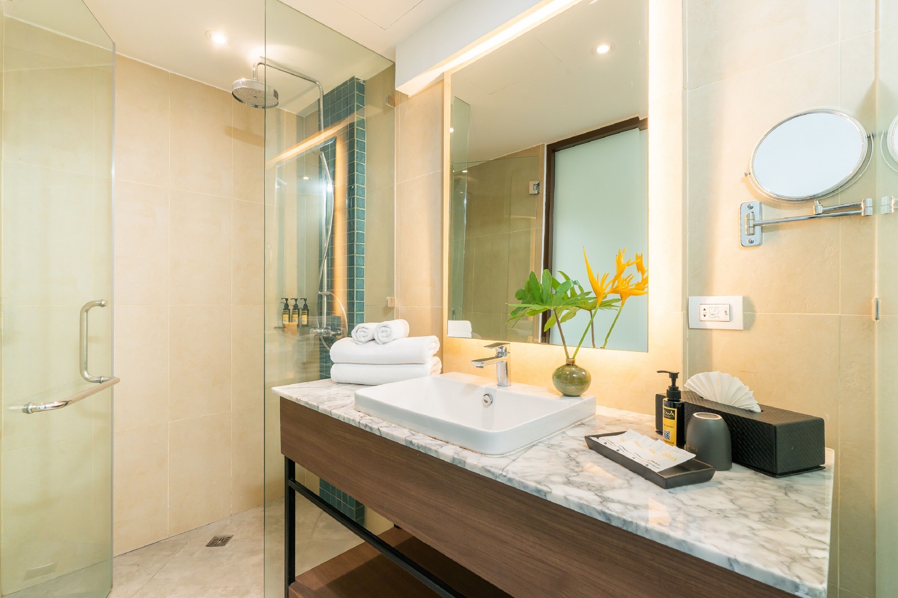deluxe double or twin room | bathroom | free toiletries, hair dryer, bathrobes, slippers