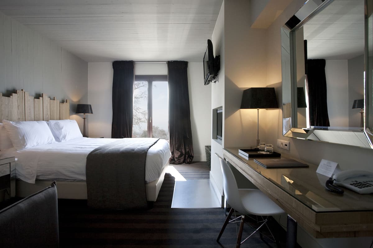 Superior room, Sea or Pool View | Een minibar, een kluis op de kamer, individueel gedecoreerd, een bureau