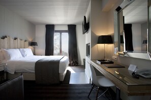 Superior room, Sea or Pool View | Minibar, in-room safe, individually decorated, desk
