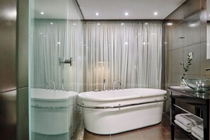 Junior Suite | Bathroom | Rainfall showerhead, free toiletries, hair dryer, bathrobes - Despotiko Hotel (Volos)