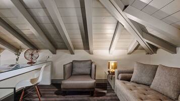 Kamer | Een minibar, een kluis op de kamer, individueel gedecoreerd, een bureau