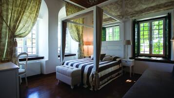 Superior kamer | Een minibar, een kluis op de kamer, individueel gedecoreerd, een bureau