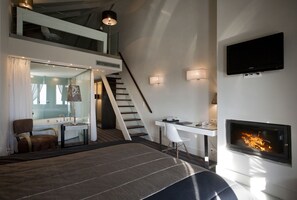 Junior Suite | Minibar, in-room safe, individually decorated, desk