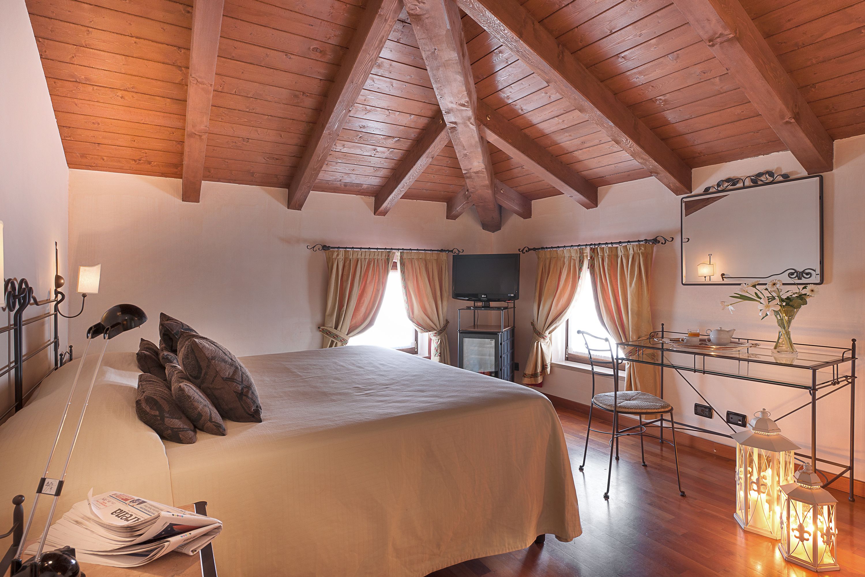 economy double room | 1 bedroom, hypo-allergenic bedding, minibar, in-room safe