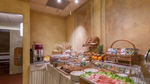 A buffet with various food items, including meats, breads, and fruits. - Hotel Marco Polo (Verona)