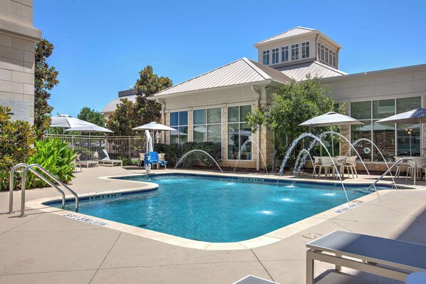 Piscine extérieure, chaises longues
