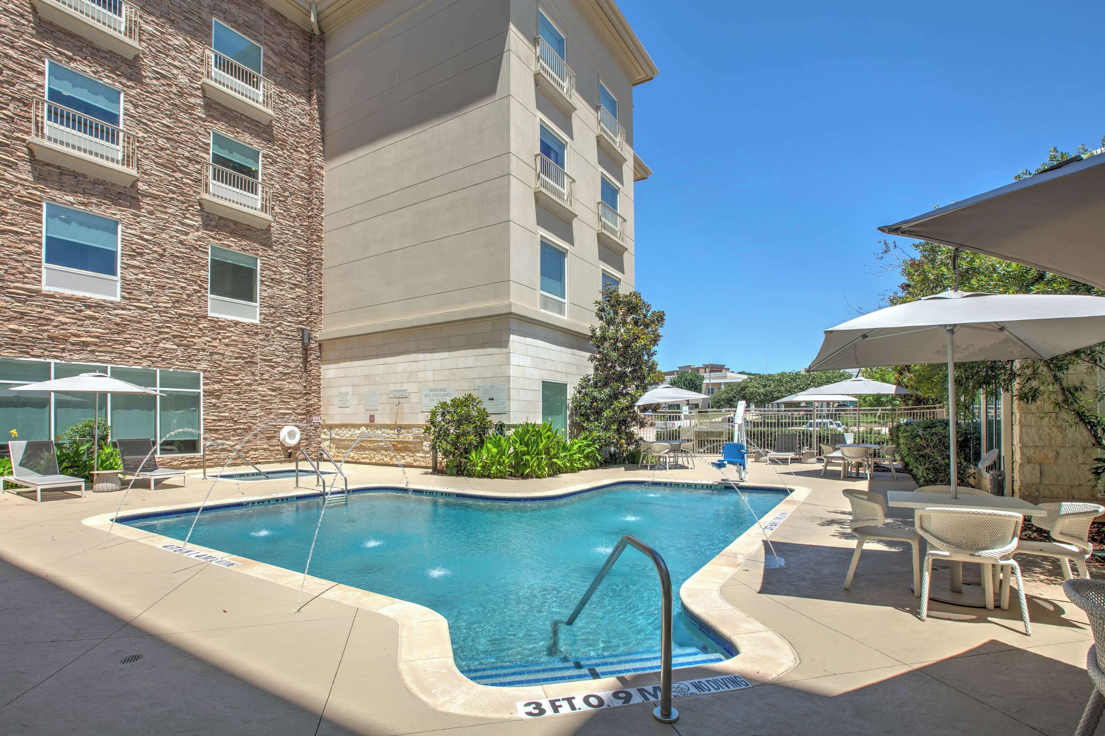 outdoor pool, open 9:00 am to 10:00 pm, pool loungers