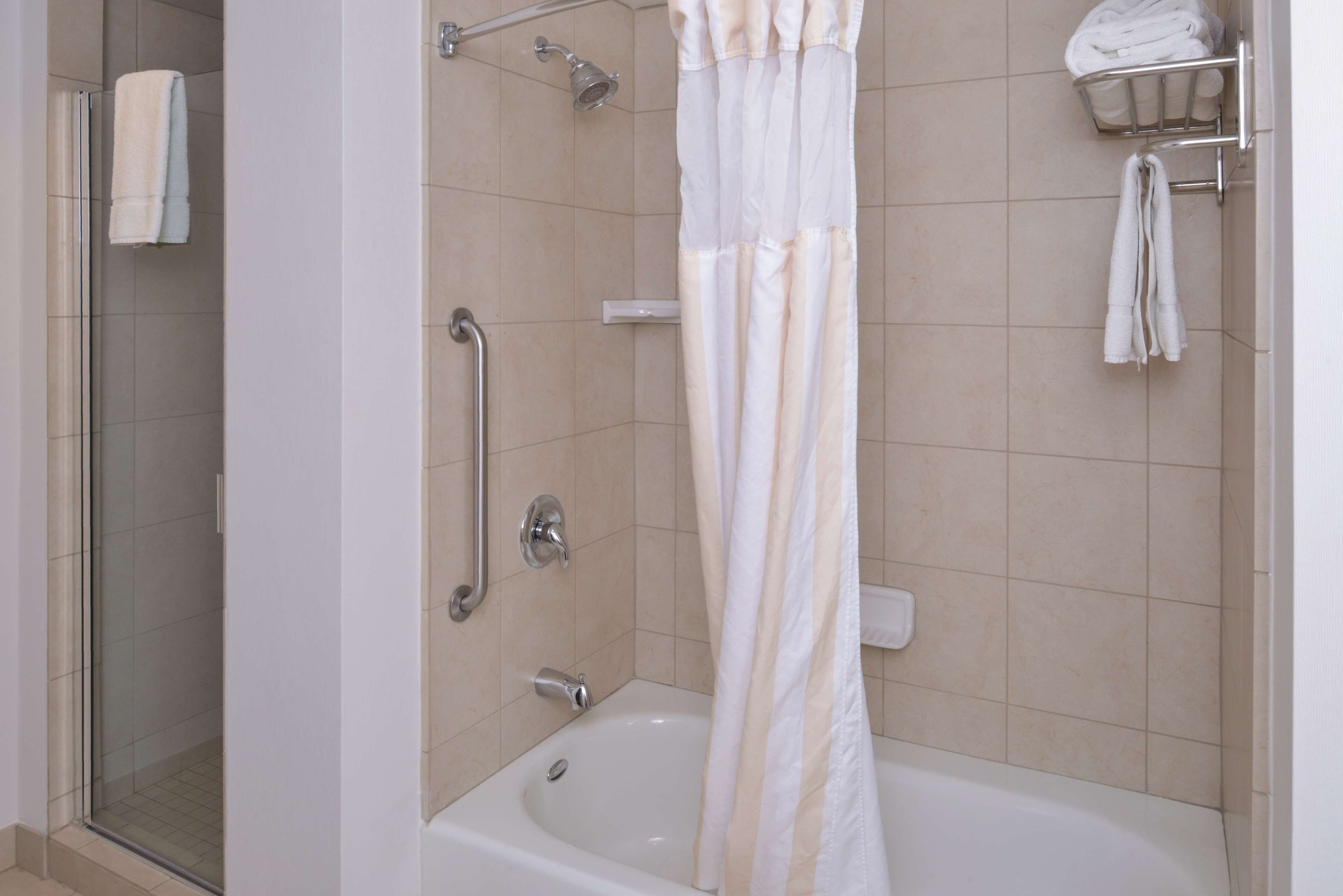 junior suite, 1 king bed | bathroom | combined shower/bathtub, free toiletries, hair dryer, towels