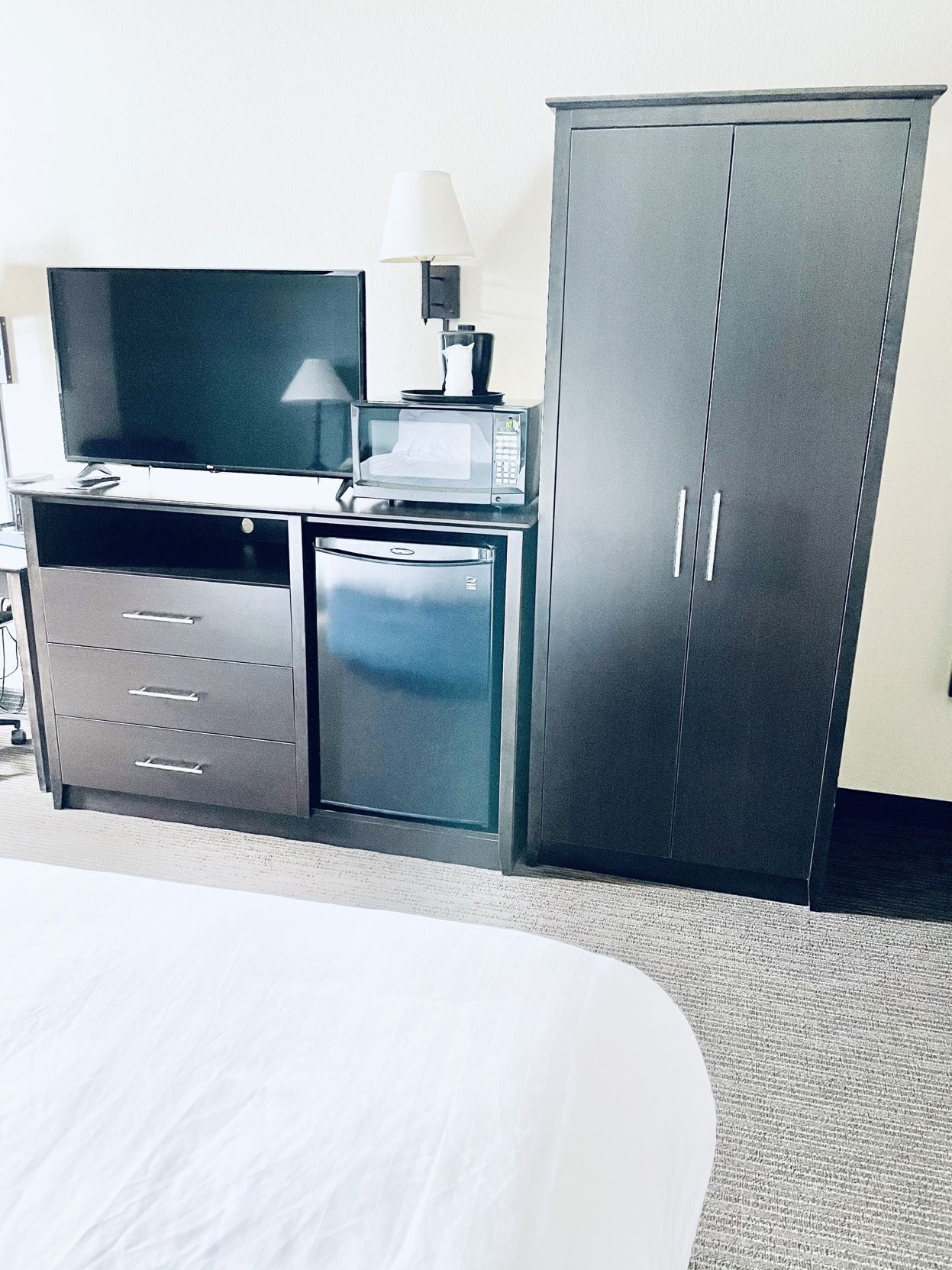 Escrivaninha, ferros/tábuas de passar roupa, berços grátis