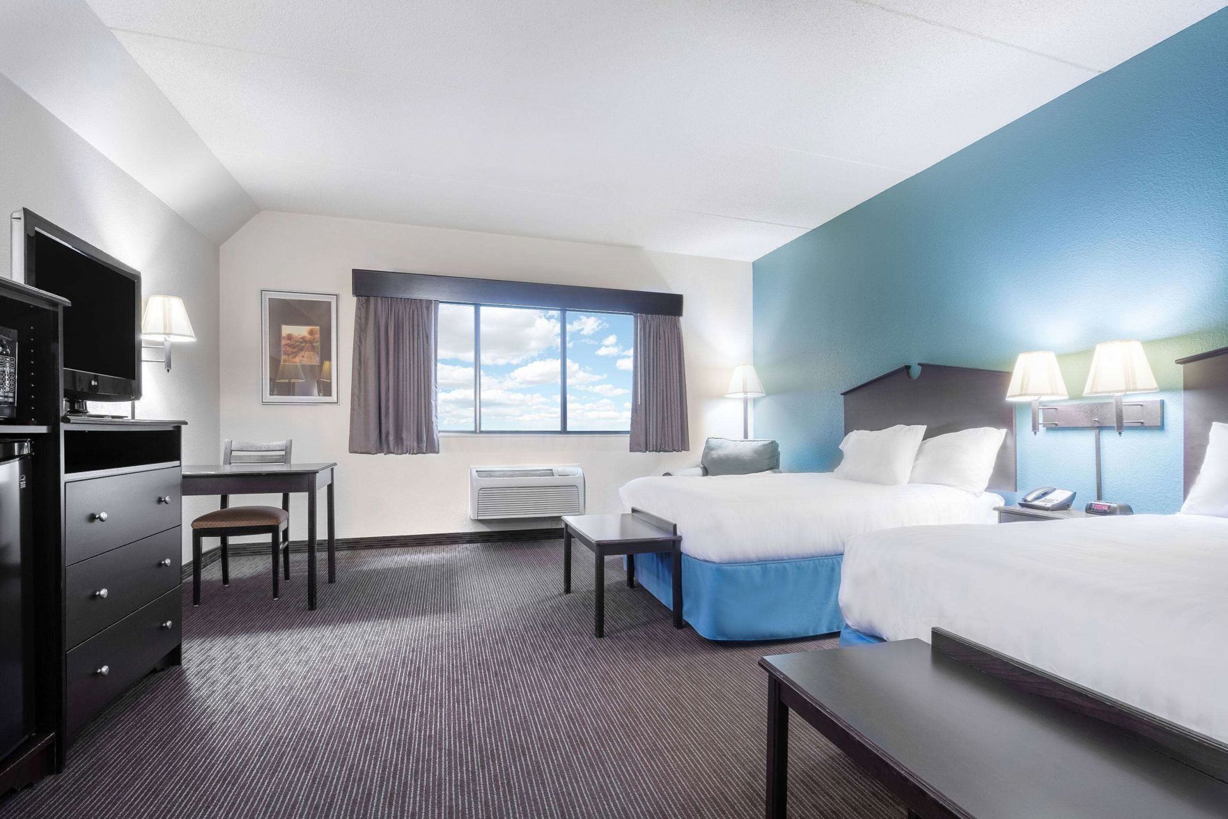 Escrivaninha, ferros/tábuas de passar roupa, berços grátis