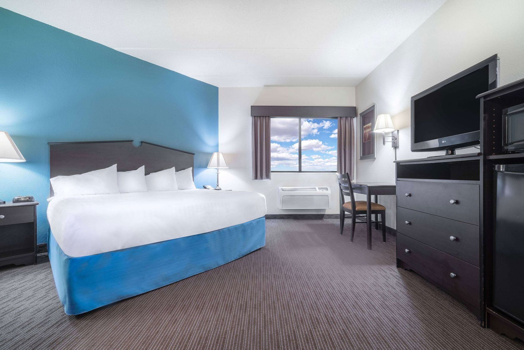 Escrivaninha, ferros/tábuas de passar roupa, berços grátis