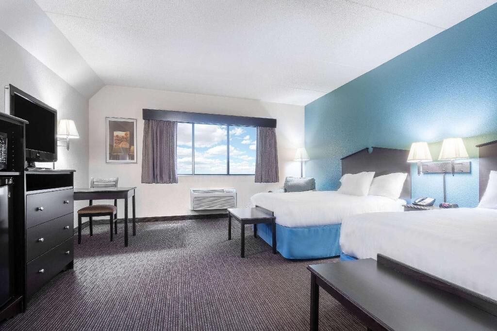 Escrivaninha, ferros/tábuas de passar roupa, berços grátis