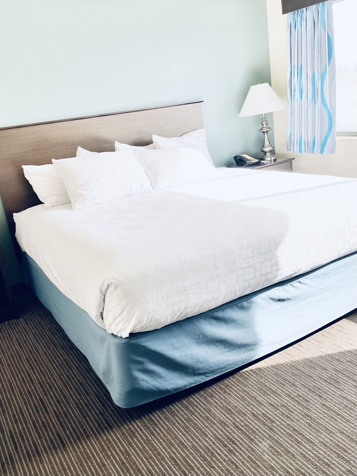 Escrivaninha, ferros/tábuas de passar roupa, berços grátis