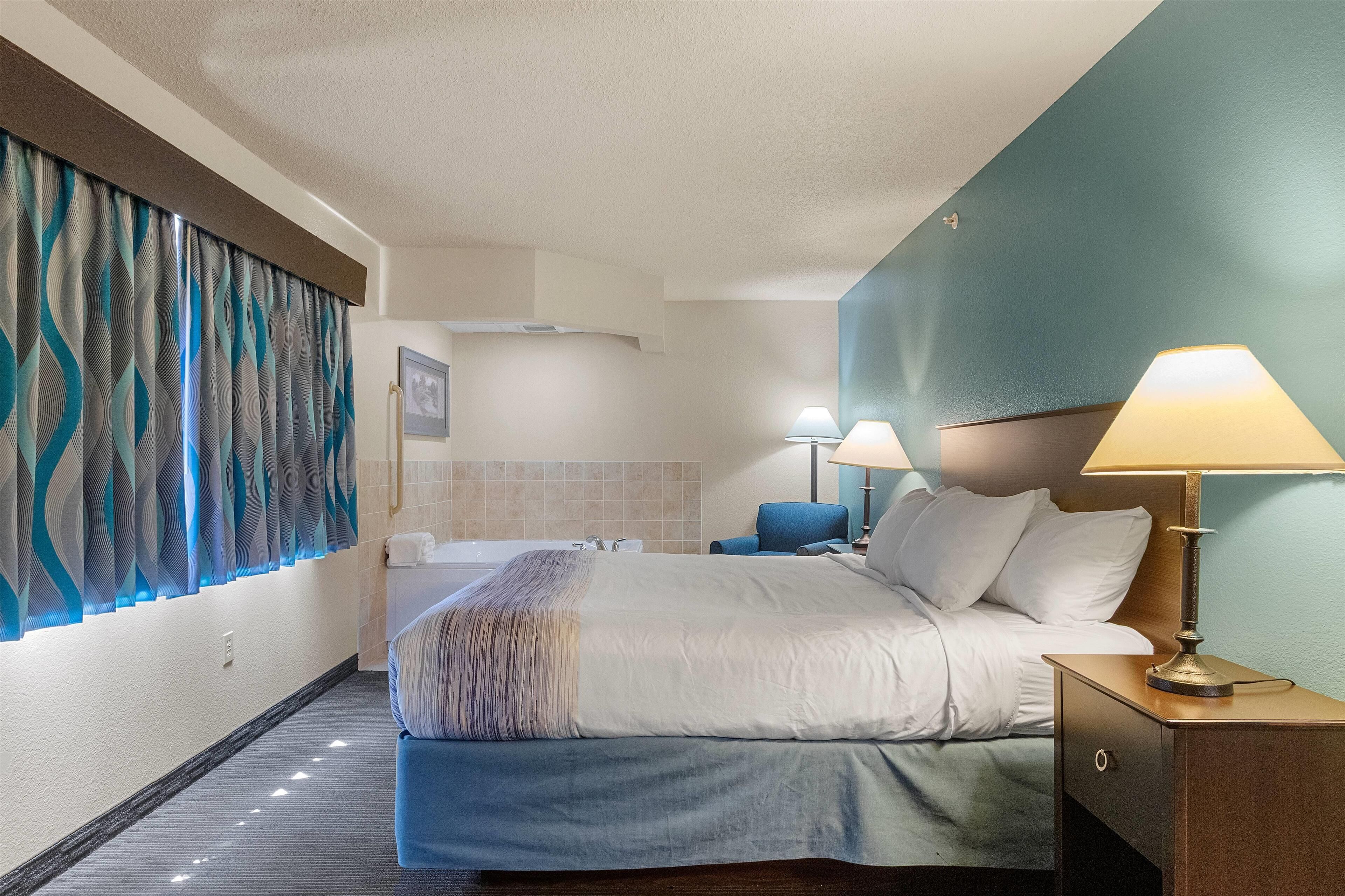 Suite Deluxe, 1 chambre, non-fumeur (1 King Bed) | Bureau, fer et planche à repasser, lit de bébé (gratuit)