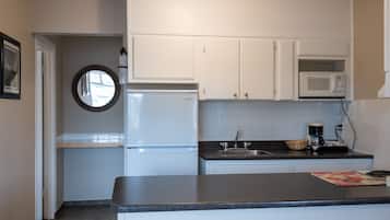 Suite, 1 Queen Bed, Non Smoking, Kitchen | Private kitchen | Coffee/tea maker