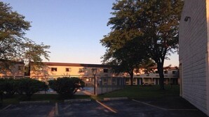 Property grounds - Days Inn by Wyndham Bowling Green (Bowling Green)