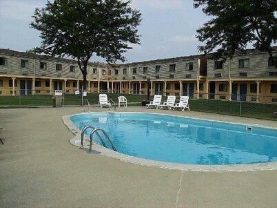 Days Inn by Wyndham Bowling Green