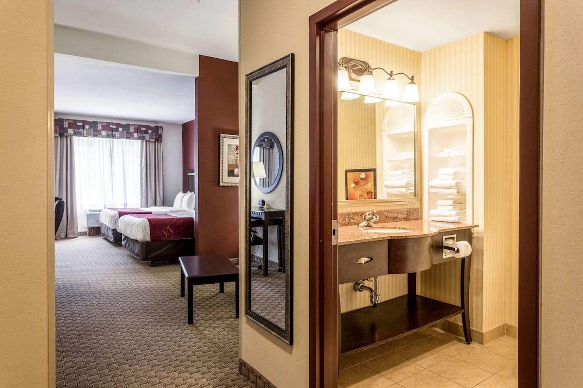 suite, non smoking | premium bedding, desk, iron/ironing board, free cots/infant beds