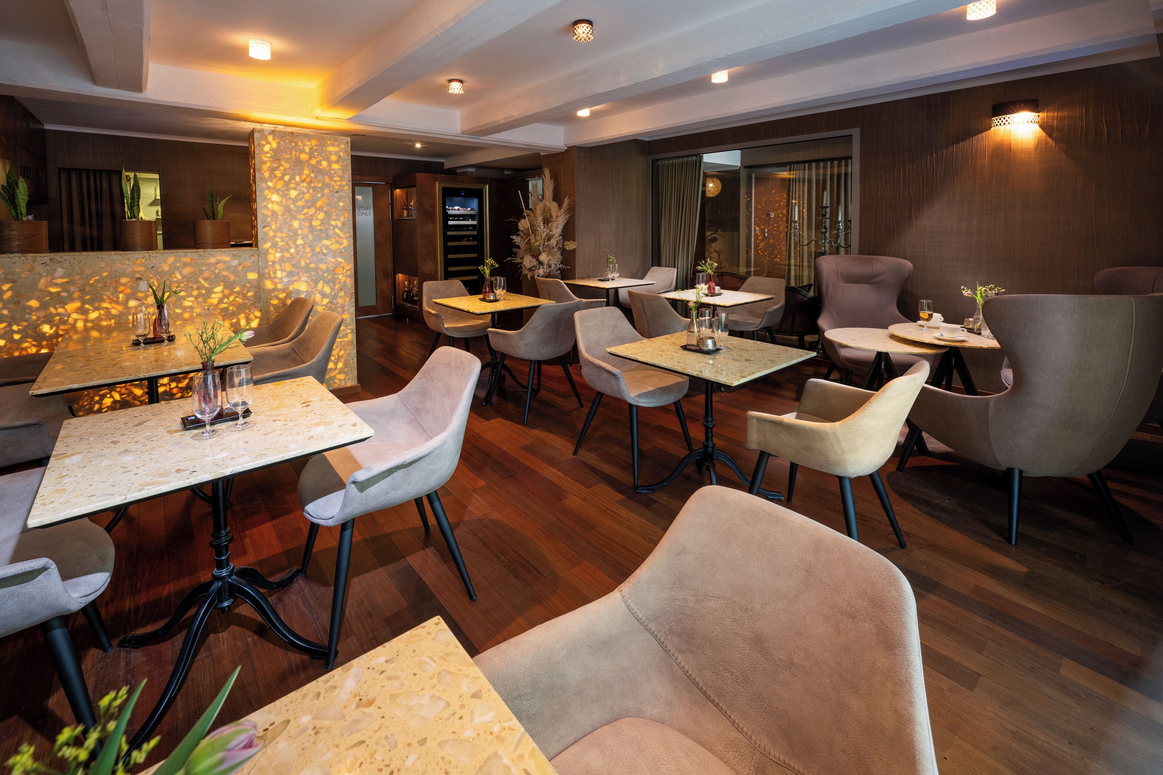 Bar (trong khuôn viên)