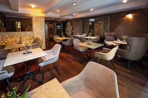 Bar (on property) - Mama's Design & Boutique Hotel (Bratislava)