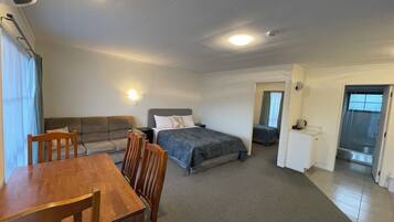 Deluxe Apartment, 1 Bedroom, Air conditioning, Ground Floor | 1 bedroom, Egyptian cotton sheets, premium bedding, Select Comfort beds