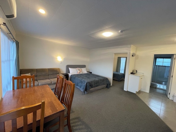 Deluxe Apartment, 1 Bedroom, Air conditioning, Ground Floor | Egyptian cotton sheets, premium bedding, Select Comfort beds, desk - Cherry Court Motor Lodge (Whangarei)