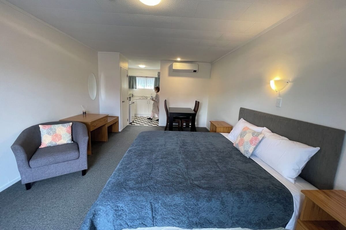 1 bedroom, Egyptian cotton sheets, premium bedding, Select Comfort beds