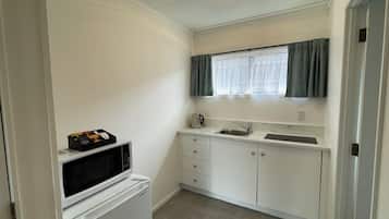 Geladeira, micro-ondas, chaleira elétrica, torradeira