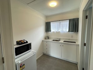 Fridge, microwave, electric kettle, toaster - Cherry Court Motor Lodge (Whangarei)