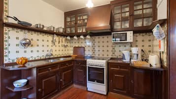 Traditional Cottage (4 people) | Private kitchen | Fridge, microwave, stovetop, coffee/tea maker