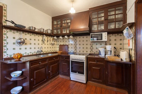 Refrigerador, microondas, placa de cocina, cafetera/tetera